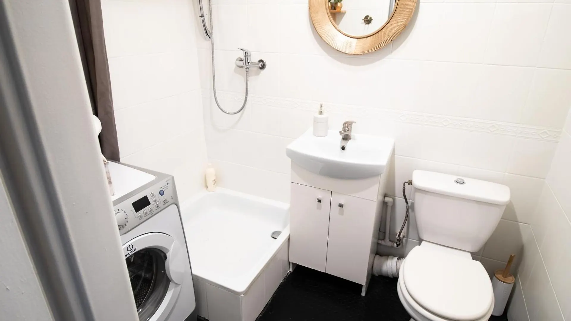 Piotrapartments - Daleka Cozy Train&Airport Apartment 바르샤바