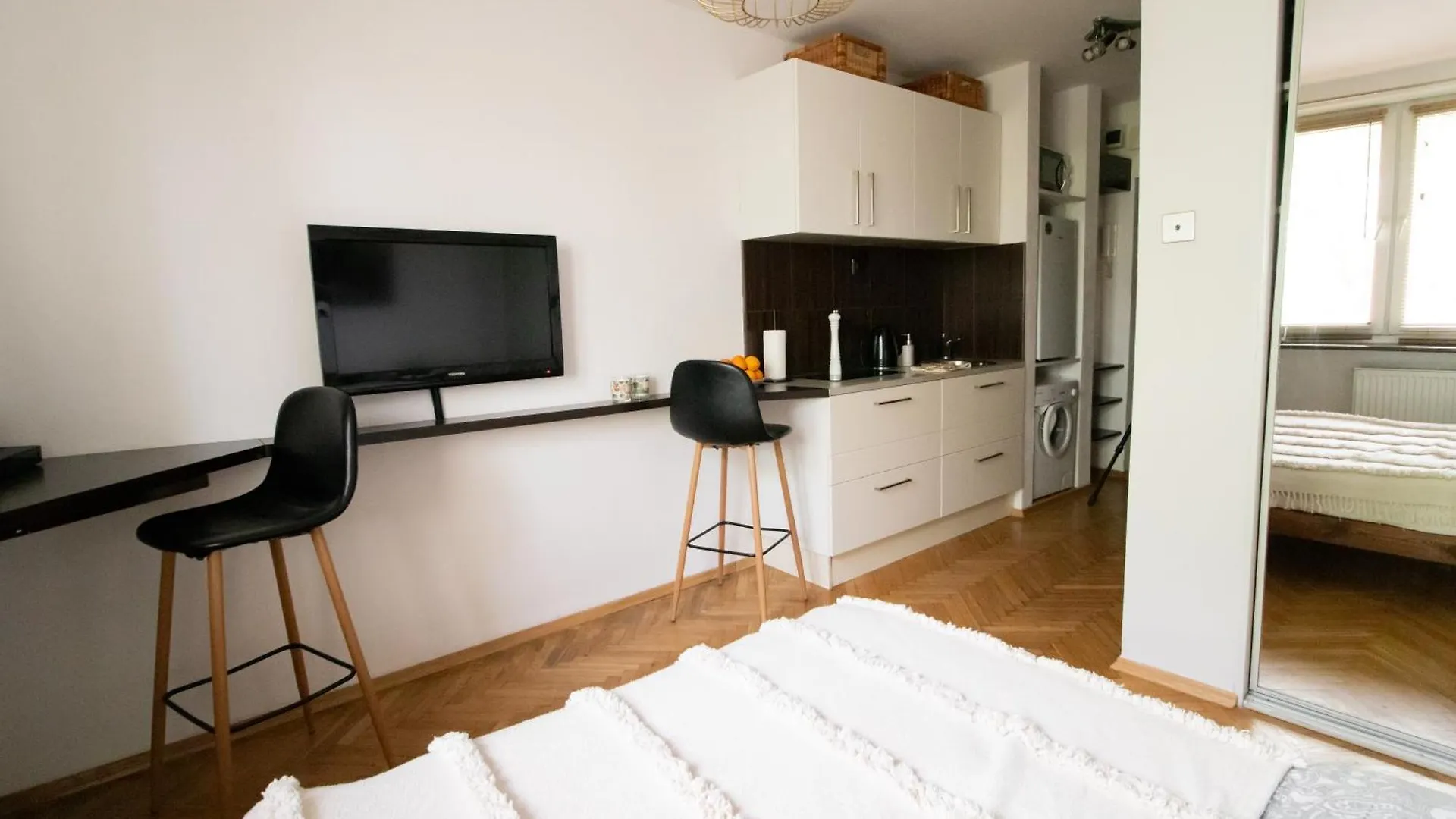 Piotrapartments - Daleka Cozy Train&Airport Apartment 바르샤바